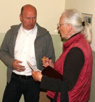 2012 Im Gespräch mit Gerd Zimmermann bei der Übergabe der Computer an die Ludwig-Reinhard-Grundschule